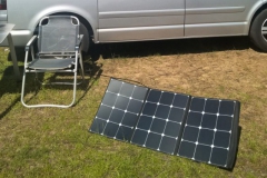 Solartasche 120Wp in der Sonne aufgestellt.
