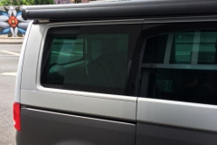 Versteckt hinter der Markise