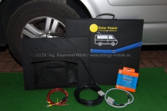 Solartaschen mit Zubehör. Das Anschlusskabel wird in der Tasche an der Rückseite verstaut